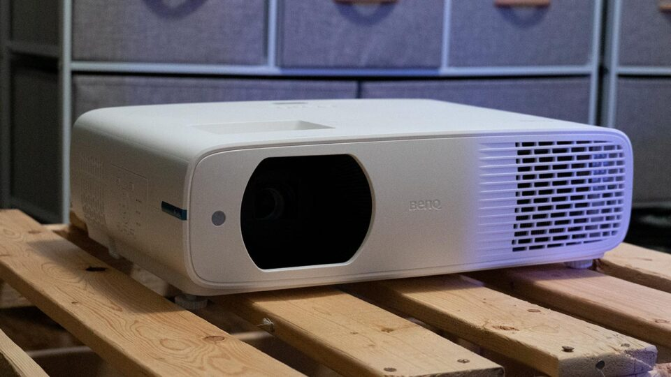 LH730 4000lms 1080p LED Conference Room Projector
